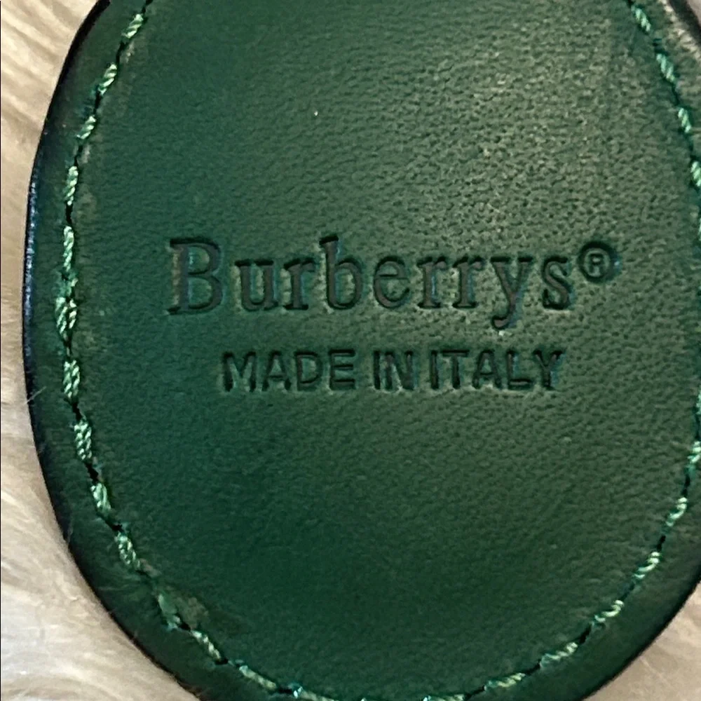 Burberry’s Vintage Green leather keychain with nova check unisex